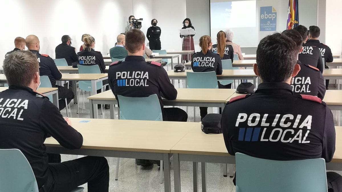 BALEARES.-Hasta 35 agentes de policía local de 10 municipios concluyen el curso básico de la EBAP y se incorporan al servicio