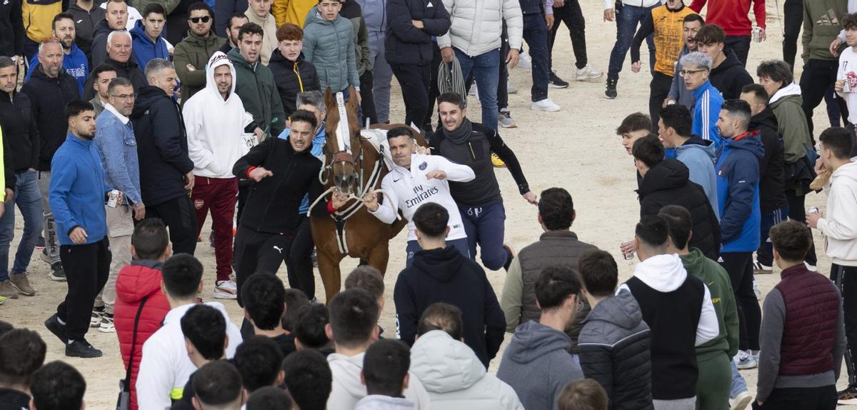 Los caballistas de Caravaca de la Cruz se midieron este sábado las fuerzas en la convivencia de la peña Artesano.