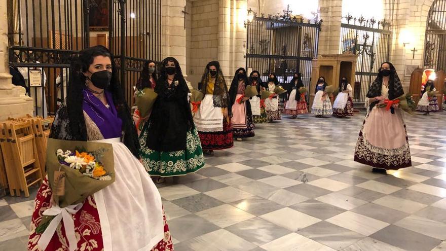 Las mascarillas y la separación interpersonal han sido atípicos protagonistas de los actos de hoy.