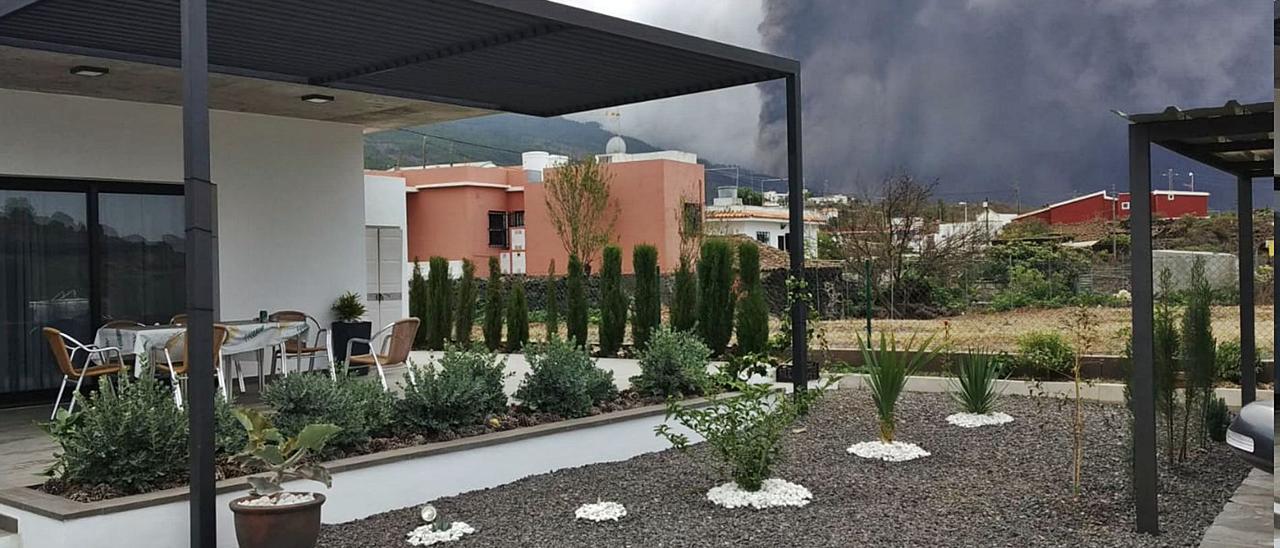 Vista de la erupción volcánica
desde el chalé en el que vive 
el algemesinense Aurelio 
Ferrís en el municipio de
El Paso, en La Palma.  levante-emv