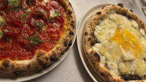 Pizzas de trufa negra y pepperoni con tomate en restaurante Parking Pizza Castellana.
