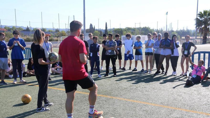 Alumnes de 3r d’ESO de Martorell comparteixen una matinal esportiva a la Jornada Intercentres