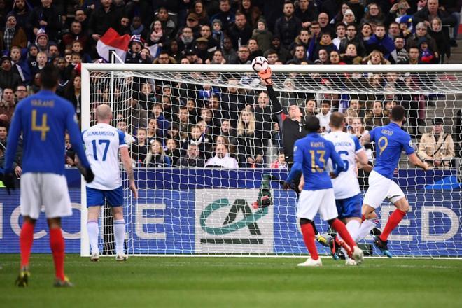 El portero de Francia, Hugo Lloris (C), salva el balón durante el partido de fútbol de clasificación de la UEFA Euro 2020 Grupo H entre Francia e Islandia en el estadio Stade de France en Saint-Denis, al norte de París.