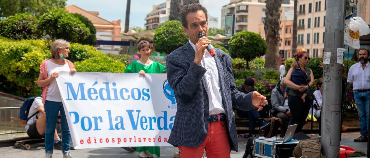 El facultativo, durante una protesta. Guillem Bosch