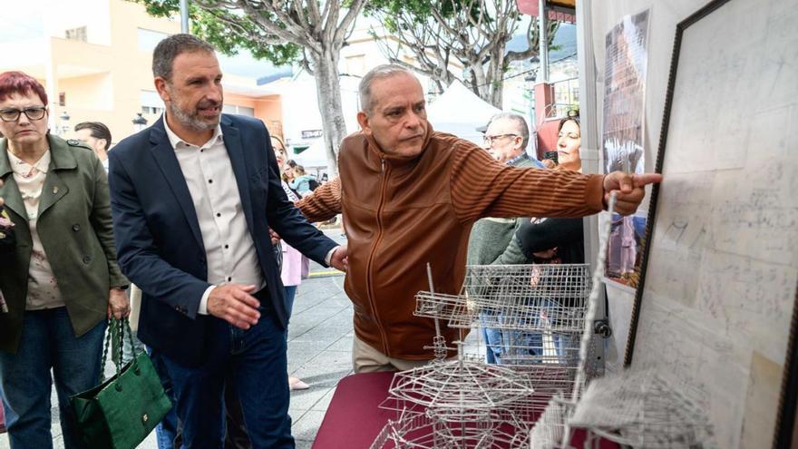 El alcalde de Arafo, Juan Ramón Martín, y Efraín Medina en uno de los puestos de la feria arafera.