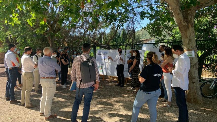 Los representantes de la comunidad educativa de Xaló han seguido con interés las explicaciones