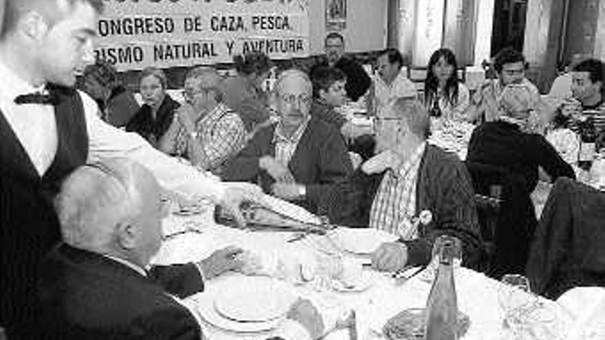 Los participantes, ayer, durante la degustación de un cocido en Silleda. / bernabé/javier lalín