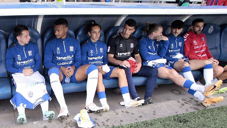 Álvaro Romero, a la izquierda, junto a Loïc Williams en el banquillo blanquiazul. | | MARÍA PISACA