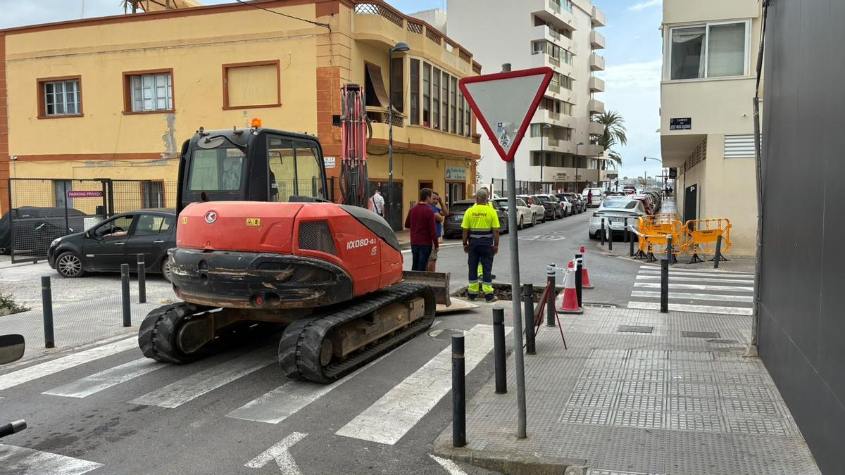 Trabajos de canalización en la calle Diputat Josep Ribas.