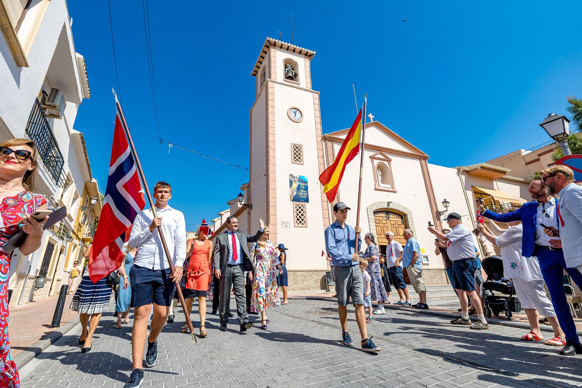 Banderas, desfiles, música, trajes regionales y un sol de justicia. L'Alfàs del Pi ha vuelto a ser este martes una "pequeña" Noruega con la celebración día oficial del país.