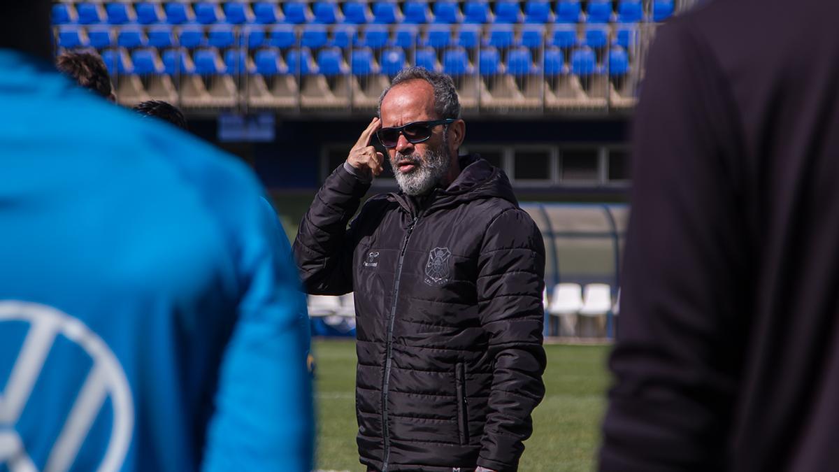Álvaro Cervera dirige un entrenamiento en la Ciudad Deportiva.