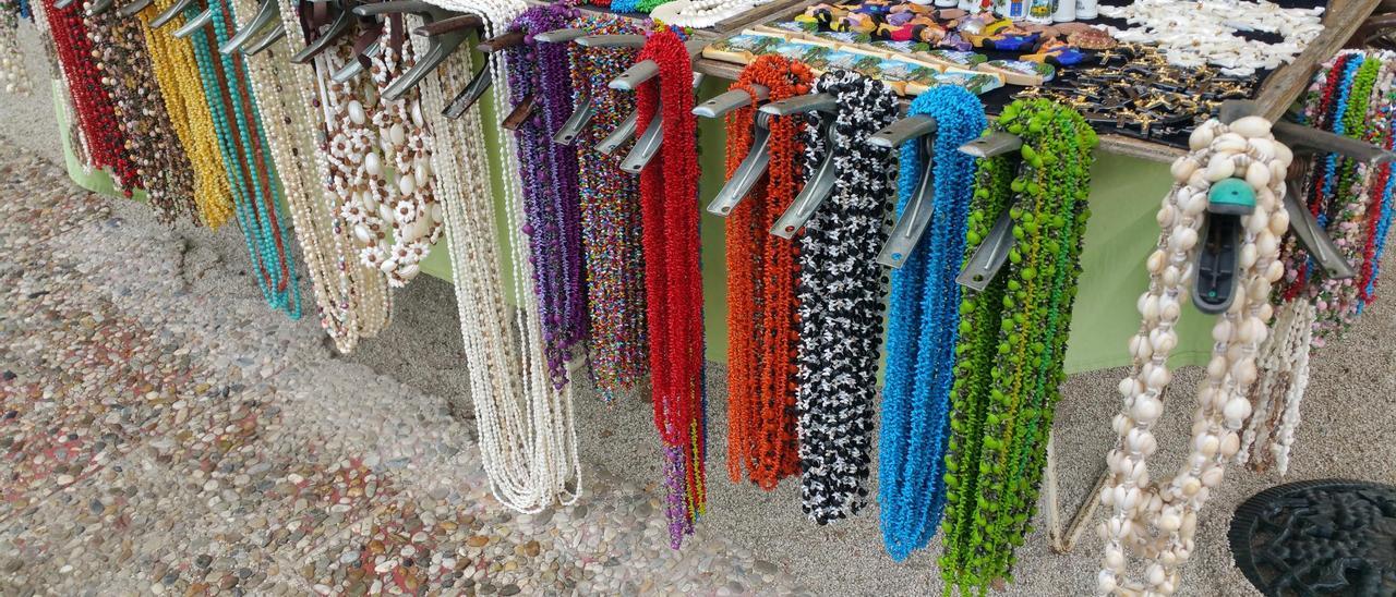 Un puesto de collares, pulseras y demás objetos elaborados con conchas.