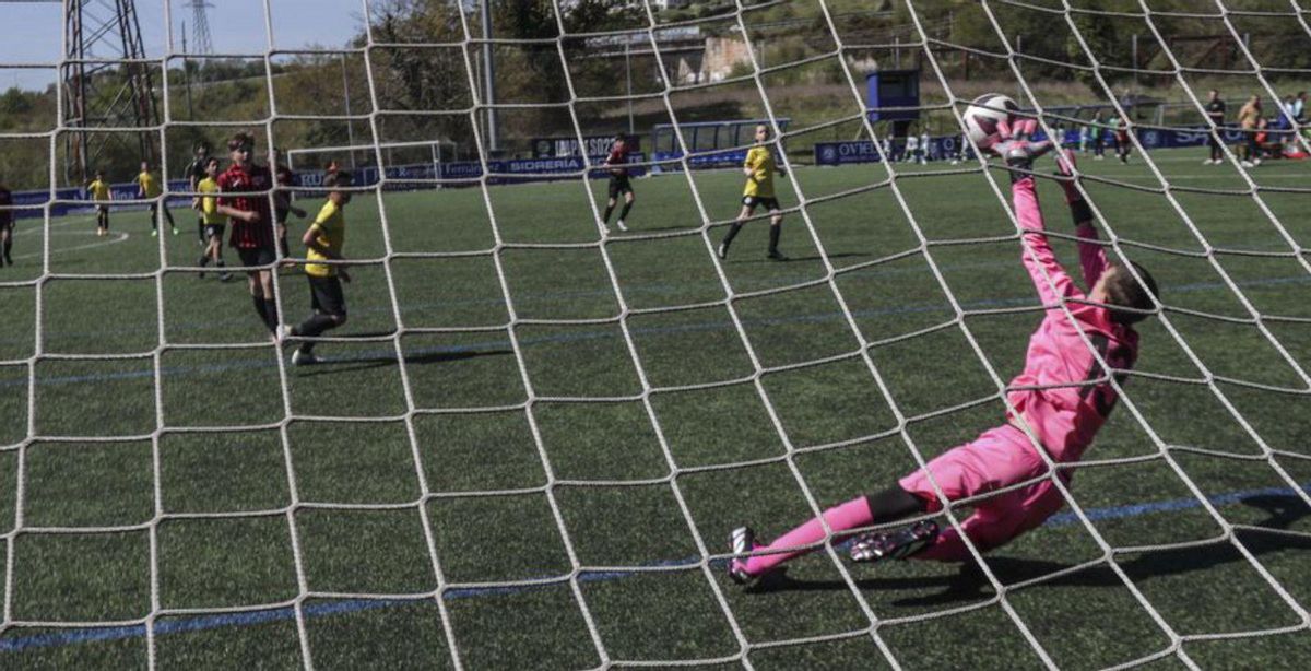 Una acción del Nuevo Boadilla-Veriña alevín, disputado ayer en el Rabanal. | Irma Collín