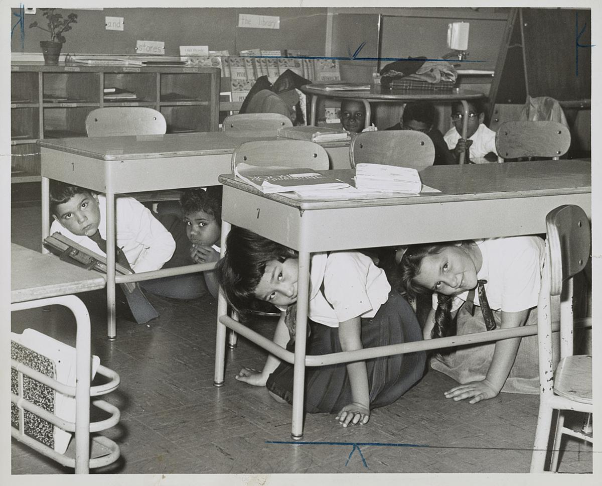 Niños de EEUU ensayan ante un hipotético ataque nuclear, durante la Guerra Fría.