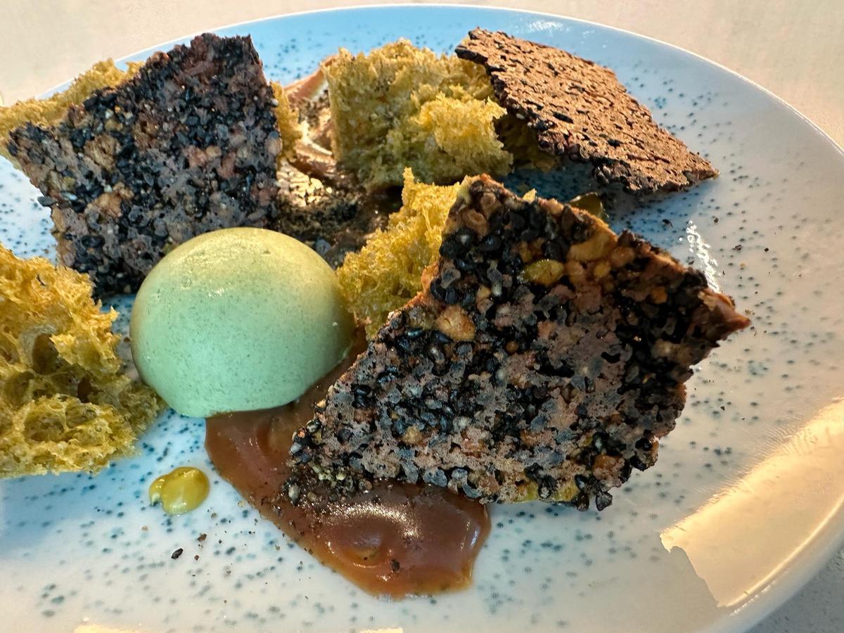 Mousse de té matcha con corazón de yuzu.