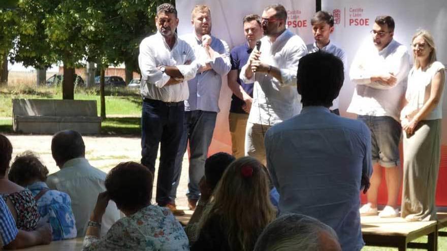 Adrián Barbón en su intervención, ayer, en Sahagún.