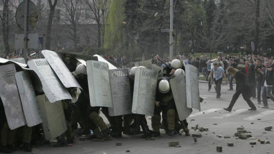 Fotografía disponible hoy, 8 de abril de 2009, que muestra a la policía de Moldavia que choca con manifestantes durante una protesta en Chisinau.