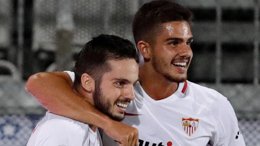 Sarabia celebra el gol del triunfo con Silva.