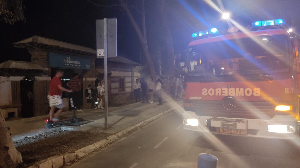 Bomberos actúan en el fuego registrado en El Balneario.