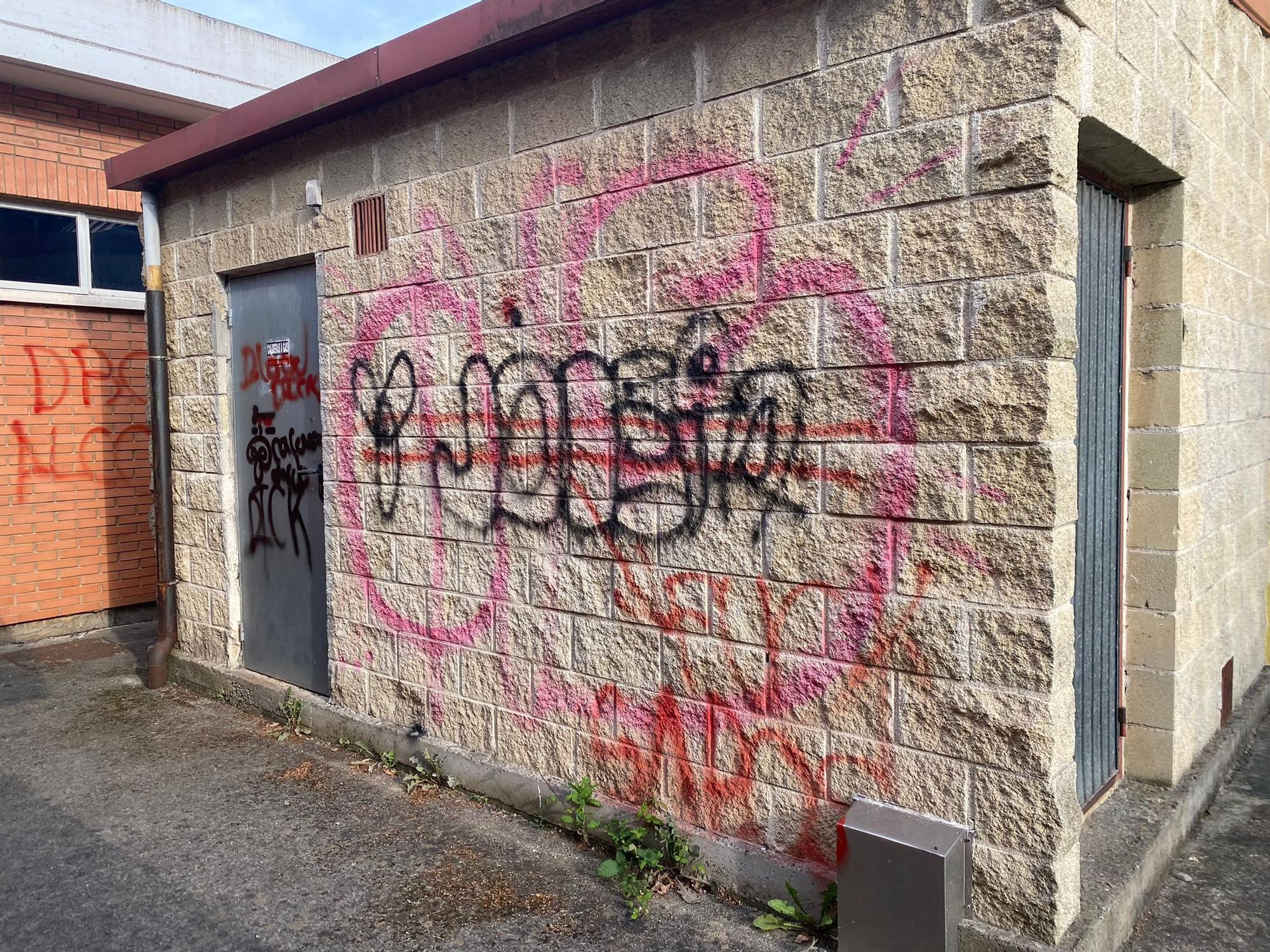 Destrozan a pedradas los cristales de las ventanas del colegio de Lugo de Llanera, lleno también de pintadas e insultos en las fachadas