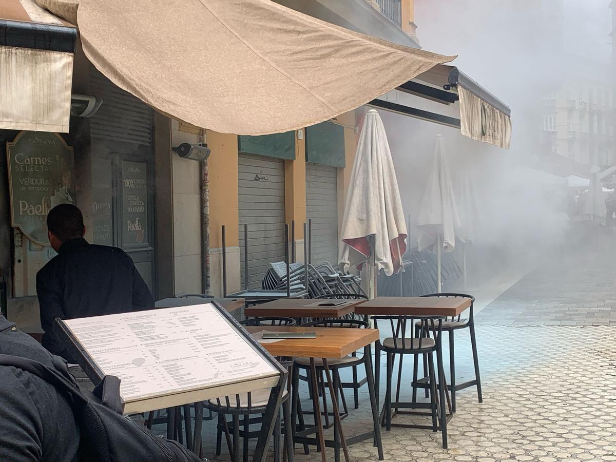 Densa humareda provocada por el incendio en el cuadro eléctrico