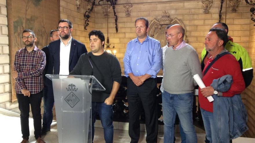 Miembros del comitÃ© de empresa de la EMT y el alcalde, Antoni Noguera, explicando el acuerdo alcanzado