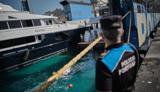 Un yate sumergido llega a Santa Cruz de Tenerife.