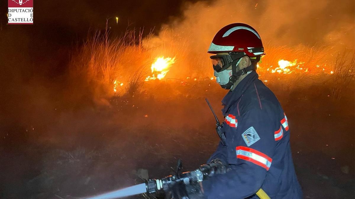 El viento complicó la actuación de los bomberos.