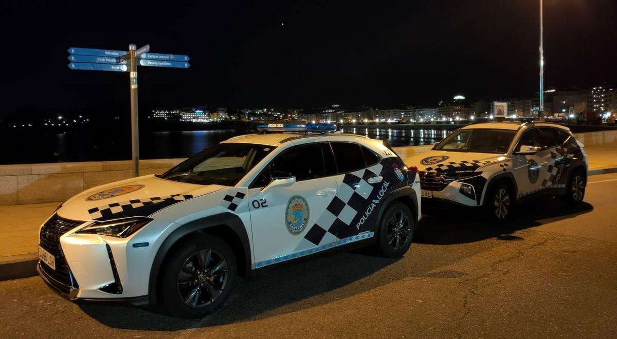 Dos vehículos de la Policía Local en una patrulla nocturna en el paseo de Silgar.