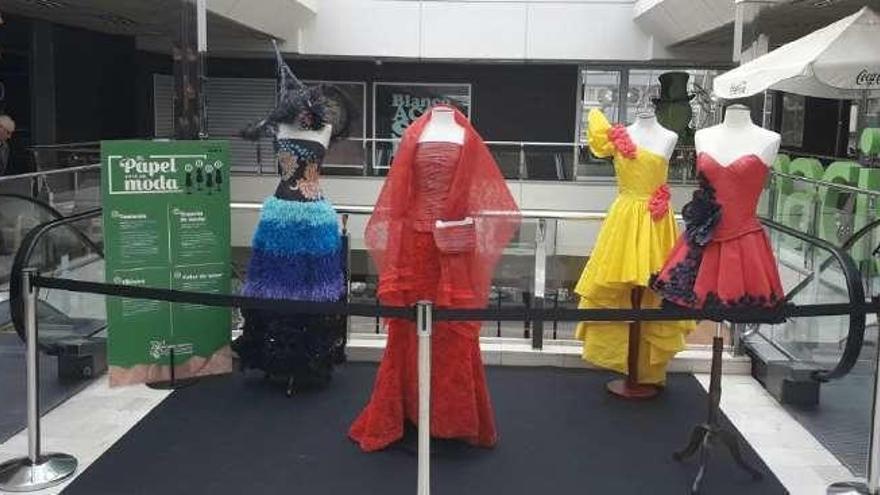 Exposición de vestidos de papel, en Cuatro Caminos.