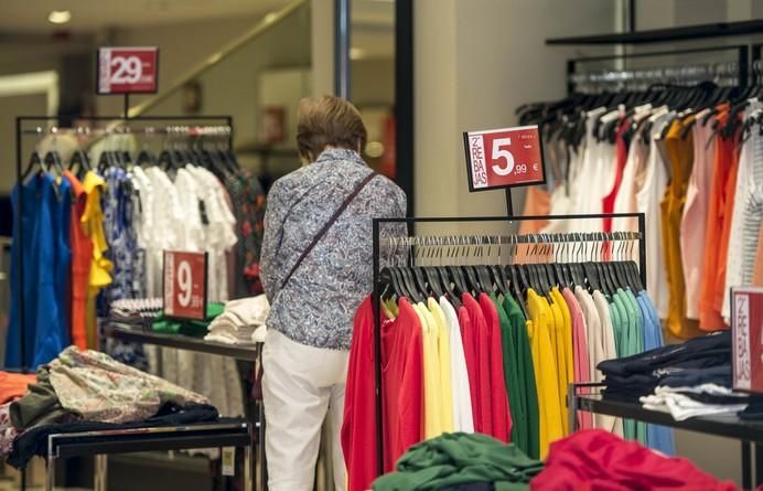 LAS PALMAS DE GRAN CANARIA A 30/06/2017. Rebajas de verano en las tiendas de la zona comercial de Triana. FOTO: J.PÉREZ CURBELO