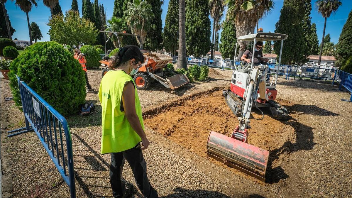 Silvia Herrero observa el trabajo de la mini excavadora.