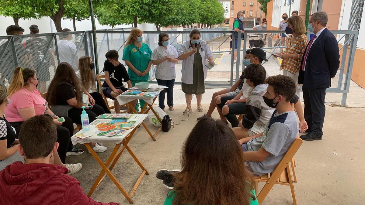 María Jesús Botella, durante la visita a las actividades organizadas por el centro de salud de Guadalquivir.