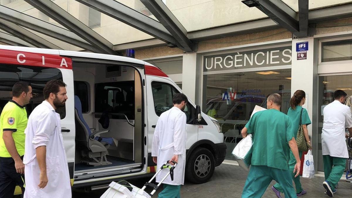 El equipo de trasplantes trasladando un órgano para una intervención.