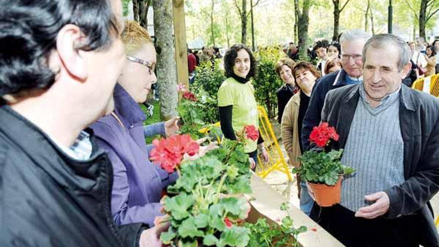 Dos concejales se sumaron al reparto, para el que se formaron largas colas.