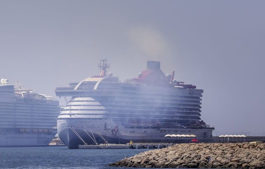 Cruceros atracados en la bahía de Palma provocando las famosas nubes de CO2.