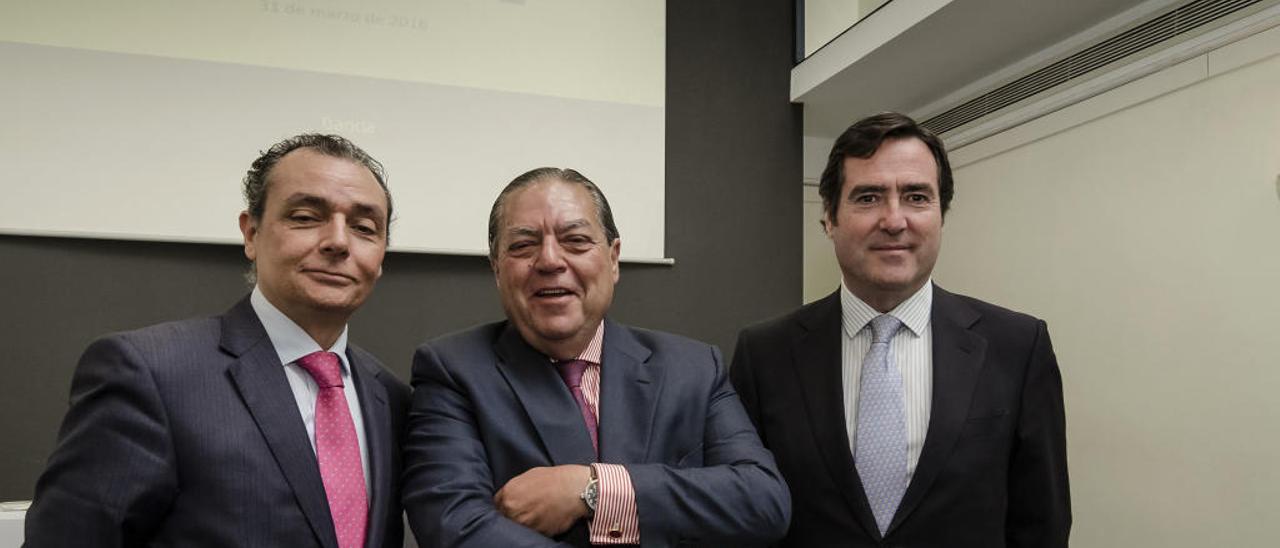 Salvador Navarro, Vicente Boluda y el presidente de CEOE, Antonio Garamendi, en València.