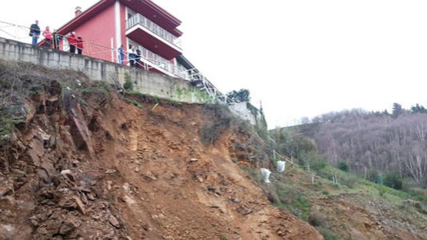 Un argayu obliga a desalojar un edificio en Cangas del Narcea