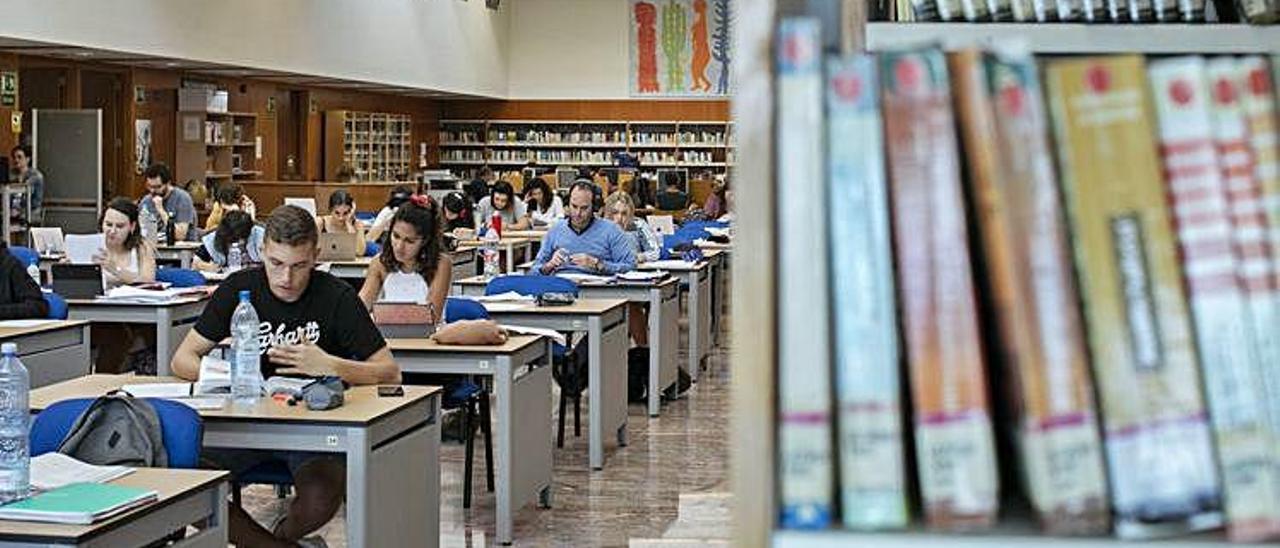 Estudiantes preparando exámenes en la Biblioteca Insular de Gran Canaria.