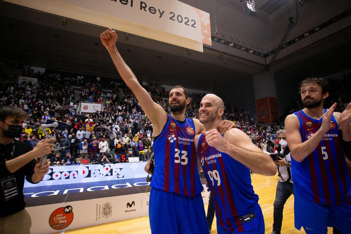 Mirotic y Calathes, abrazados, tras la final de la Copa de Granada