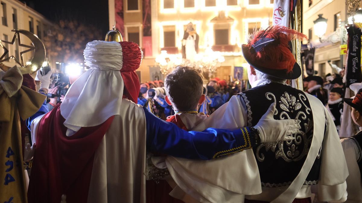 Moros y Cristianos unidos por San Antón con el futuro de la fiesta entre ambos.