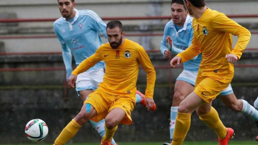 Un jugador del Burgos controla el balón ante los célticos Borja Iglesias y Borja Fernández. // Ricardo Grobas