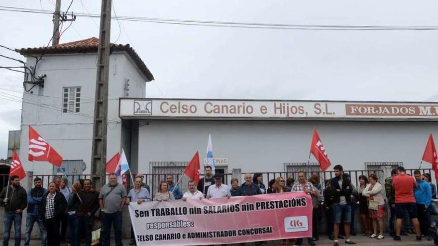 Concentración de los trabajadores y asesores de CIG ante la empresa. // Noé Parga