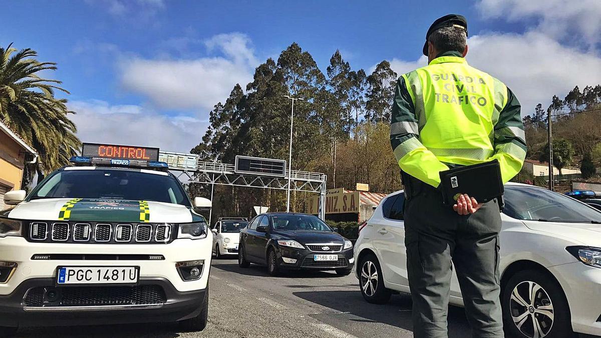 Una patrulla durante un control de los cierres perimetrales durante el puente de San José. |   // G. C.