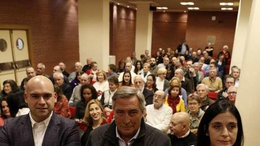 Álvaro Muñiz, entre los concejales Jesús Martínez Salvador y Ana Braña, antes del inicio del acto en el Centro Municipal de La Arena.