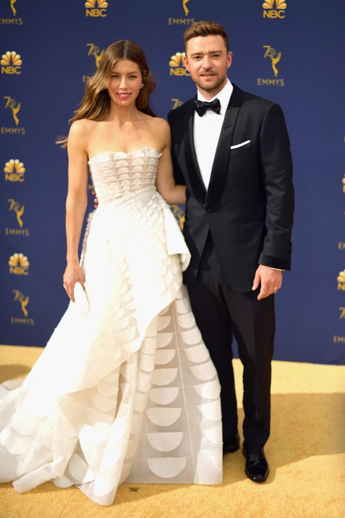 Jessica Biel, con un modelo de Ralph&Ruso, con escamas blanca de sirena, junto a su pareja, Justin Timberlake.