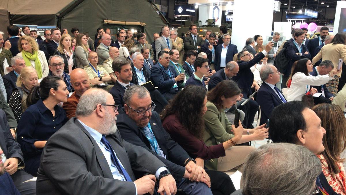 Público asistente al anuncio del desembarco del grupo Oesía en Córdoba.