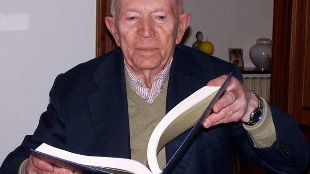 Monteagudo, folleando os seus artigos de prensa.