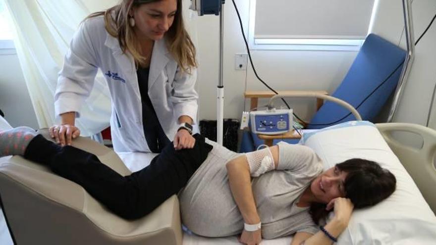 La llevadora prova el coixí que ha dissenyat amb una embarassada