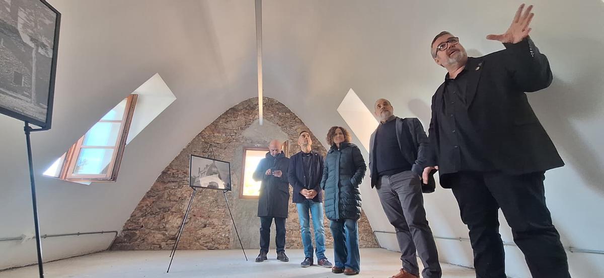 Los rasgos que permiten reconfirmar la autoría de Gaudí son la construcción en bóveda de rincón de claustro en una edificación anexa ya desaparecida y el uso de distribuidores a 45° para aprovechar al máximo el espacio interior.